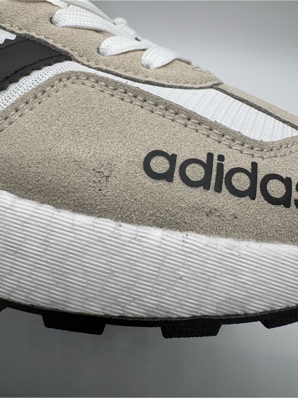 Adidas Men’s Size 7 Beige White Black Sneakers Like New - Picture 15 of 16